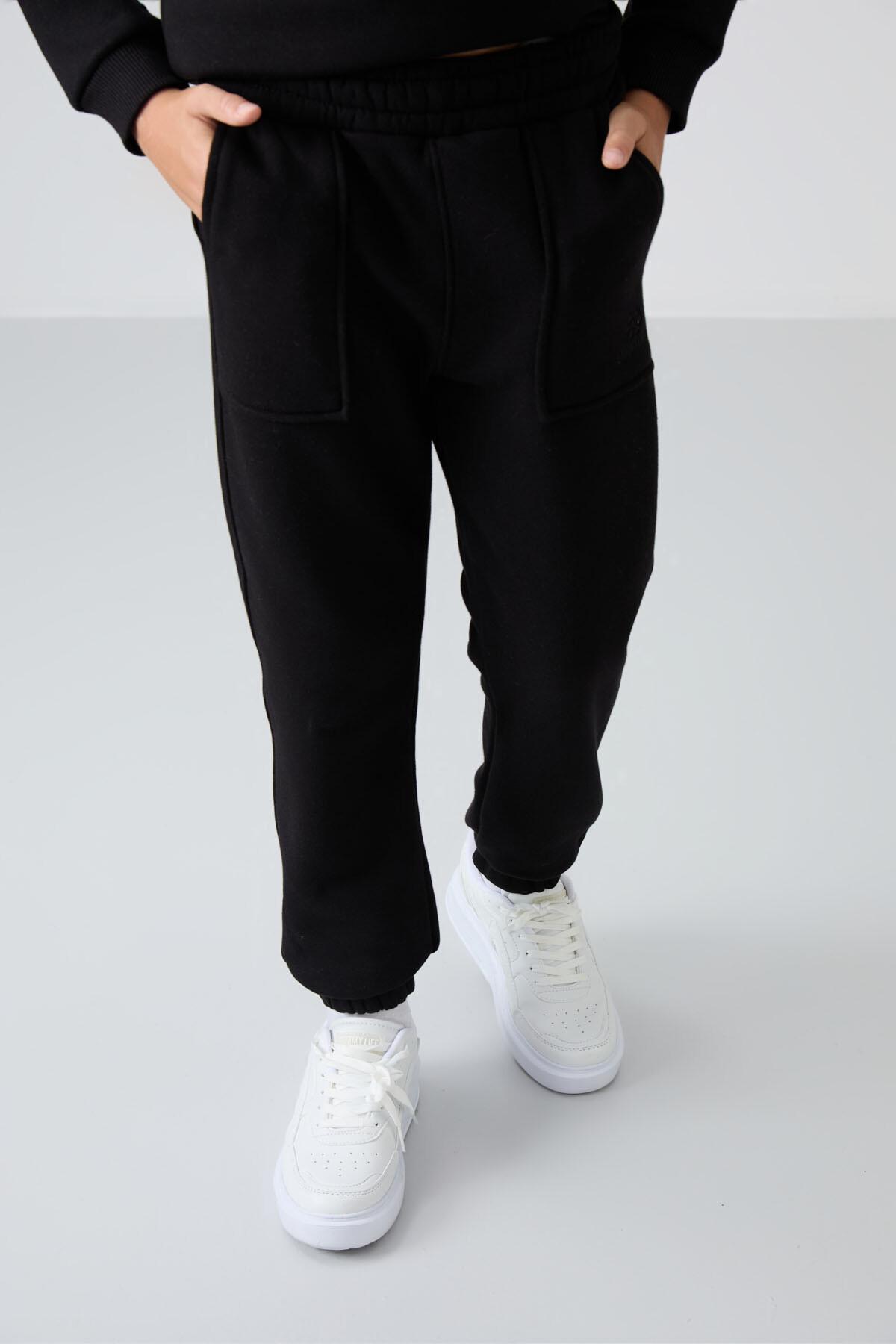 Siyah Pamuklu Kalın İçi Tüylü Yumuşak Dokulu Standart Fit Baskılı Erkek Çocuk Eşofman Takım - 11257 - TOMMYLIFE (1)