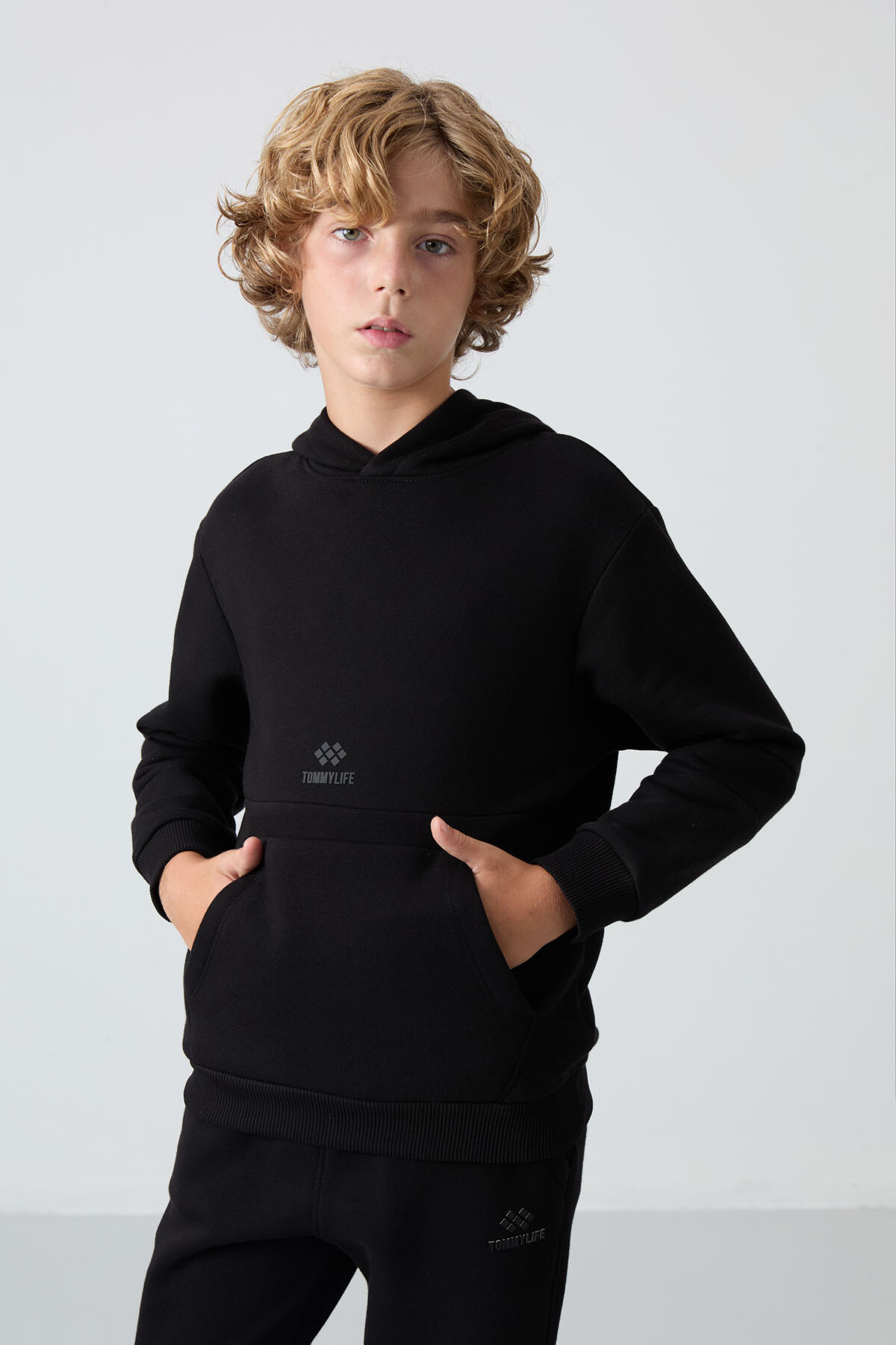 Siyah Pamuklu Kalın İçi Tüylü Yumuşak Dokulu Standart Fit Nakışlı Erkek Çocuk Eşofman Takım - 11255 - TOMMYLIFE (1)