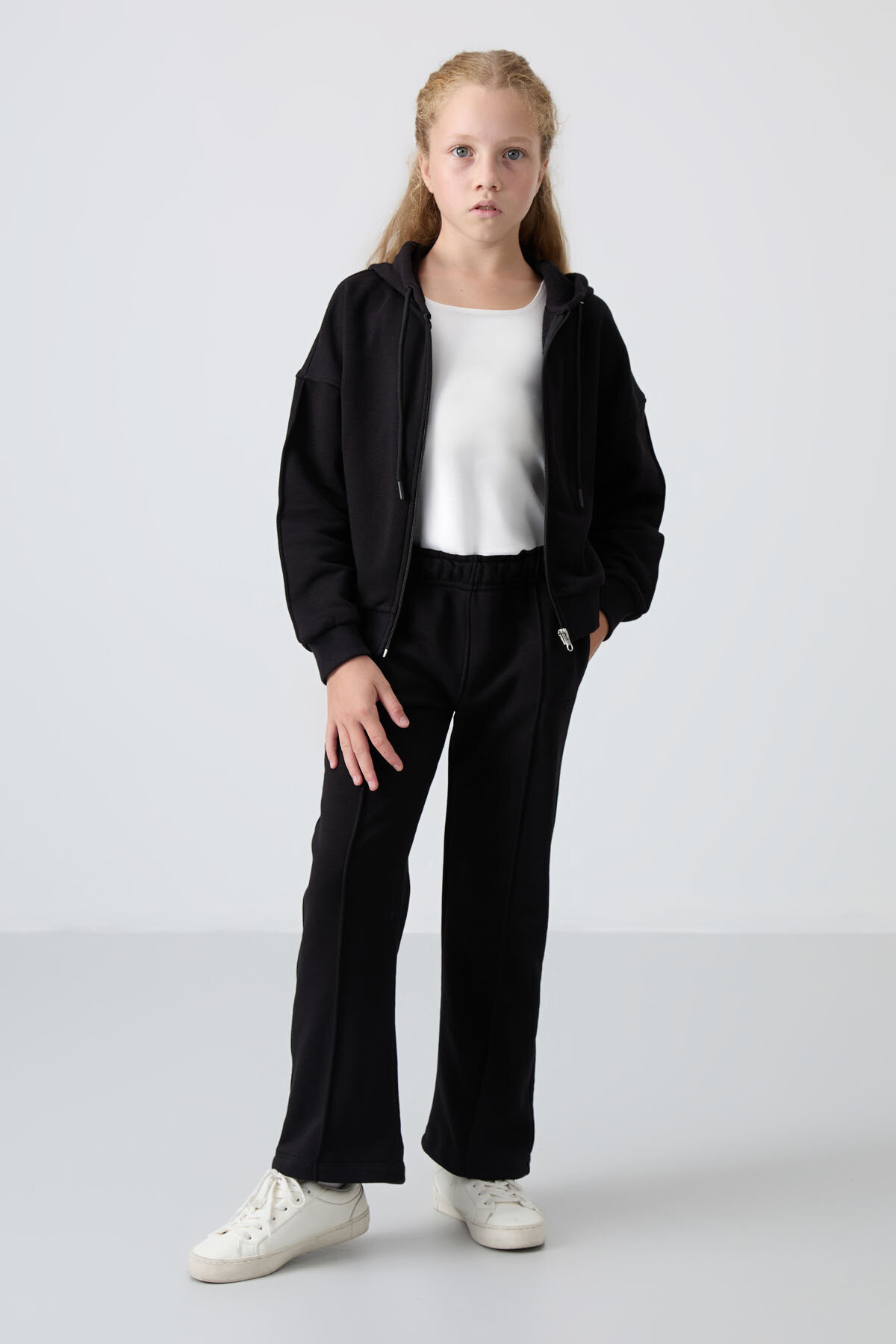 Siyah Pamuklu İçi Tüylü Yumuşak Dokulu Standart Fit Nakışlı Kız Çocuk Eşofman Takım - 75161 - TOMMYLIFE