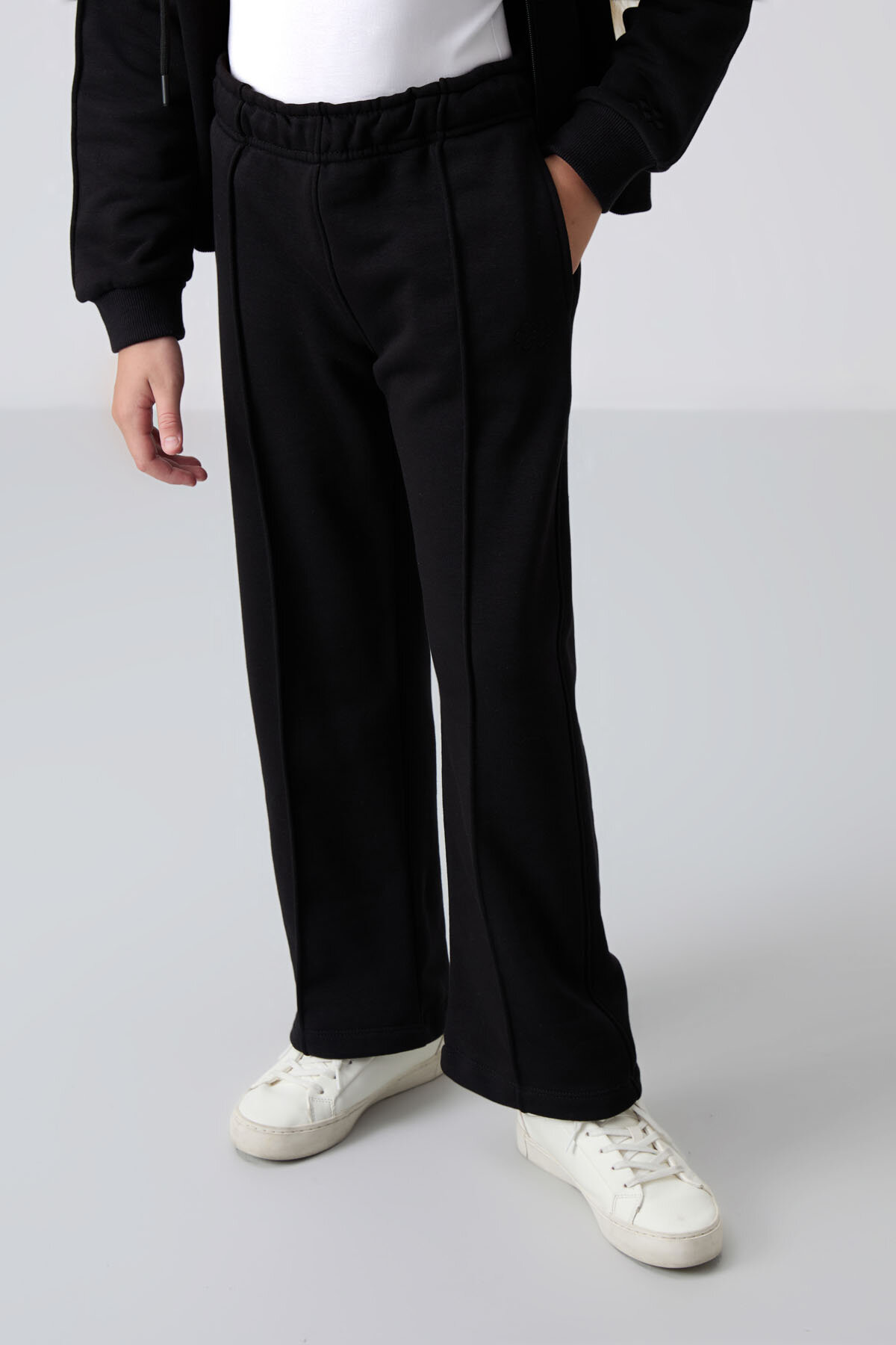 Siyah Pamuklu İçi Tüylü Yumuşak Dokulu Standart Fit Nakışlı Kız Çocuk Eşofman Takım - 75161 - TOMMYLIFE (1)