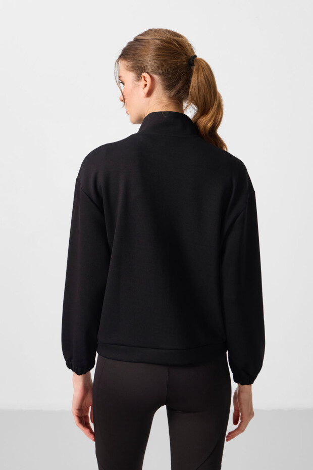 Siyah Yumuşak Dokulu Dik Yaka Rahat Form Kargo Cepli Kadın Crop Top Sweatshirt - 97301 - 6