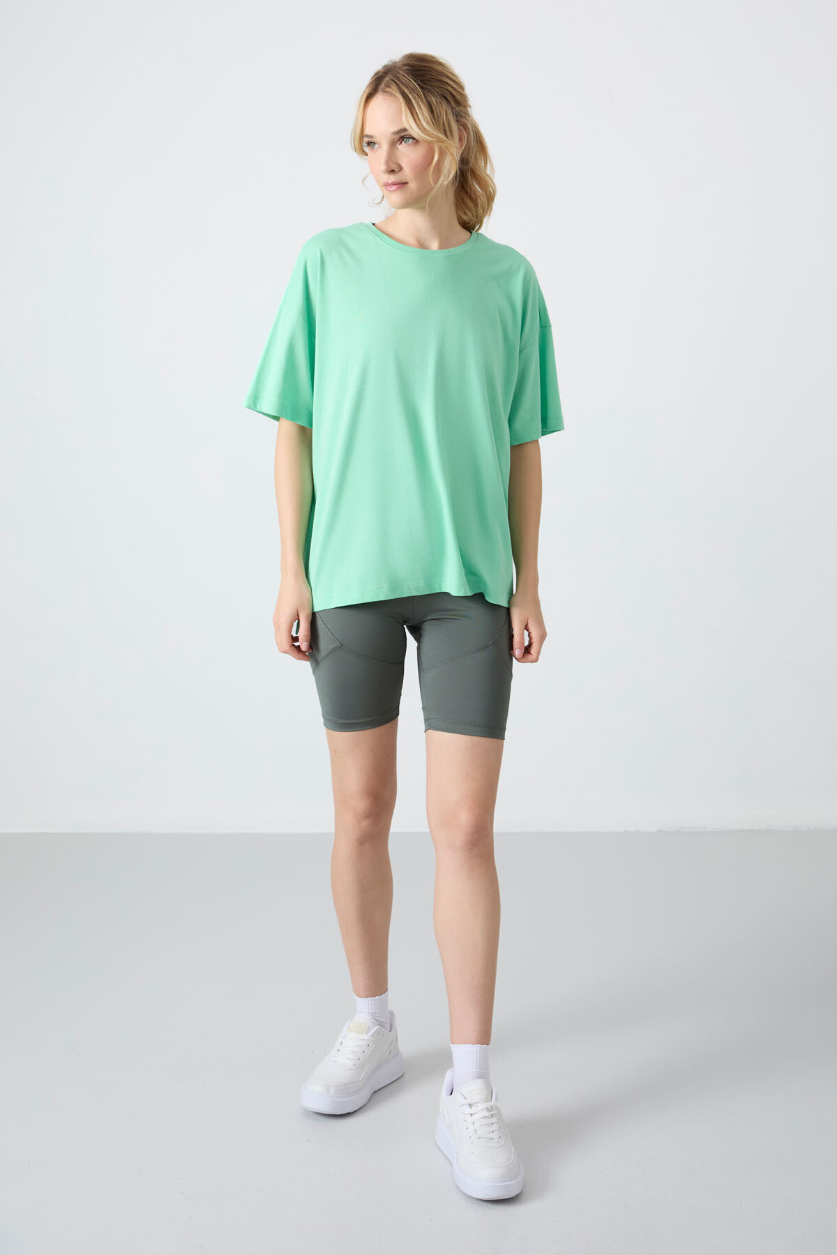 Su Yeşili Penye Modal Yumuşak Tuşeli Oversize Fit Basic Kadın T-Shirt- 97285 - TOMMYLIFE (1)