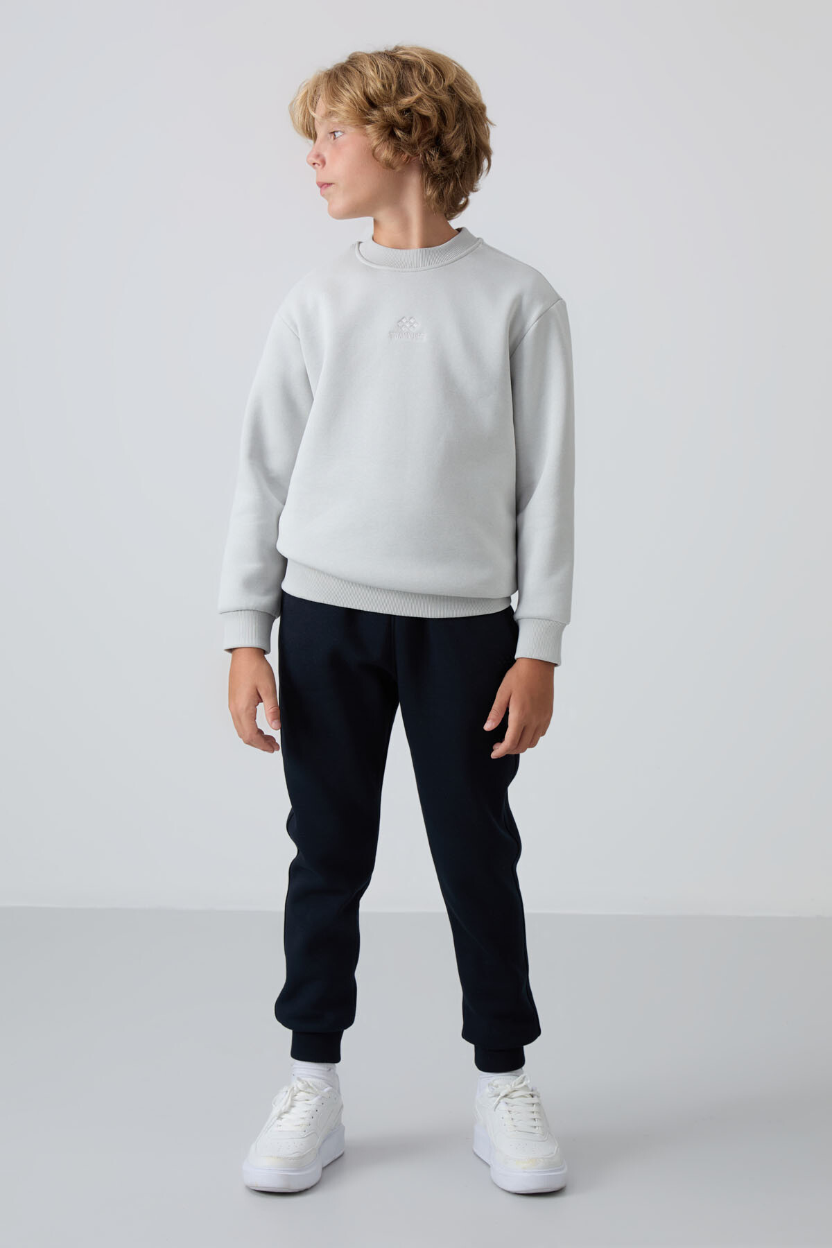 Taş Pamuklu Kalın İçi Tüylü Yumuşak Dokulu Standart Fit Nakışlı Erkek Çocuk Sweatshirt - 11232 - TOMMYLIFE (1)