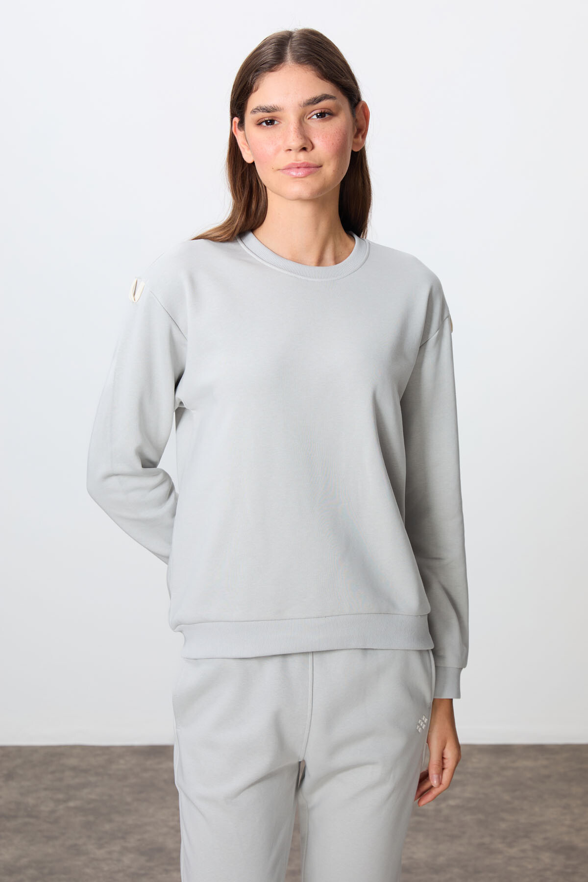 Taş Kompakt Pamuklu Kalın Pürüzsüz Dokulu O Yaka Oversize Fit Kadın Eşofman Takım - 95341 - TOMMYLIFE (1)